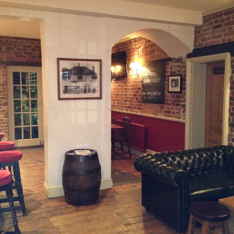 The Half Moon Inn Woking Exterior foto