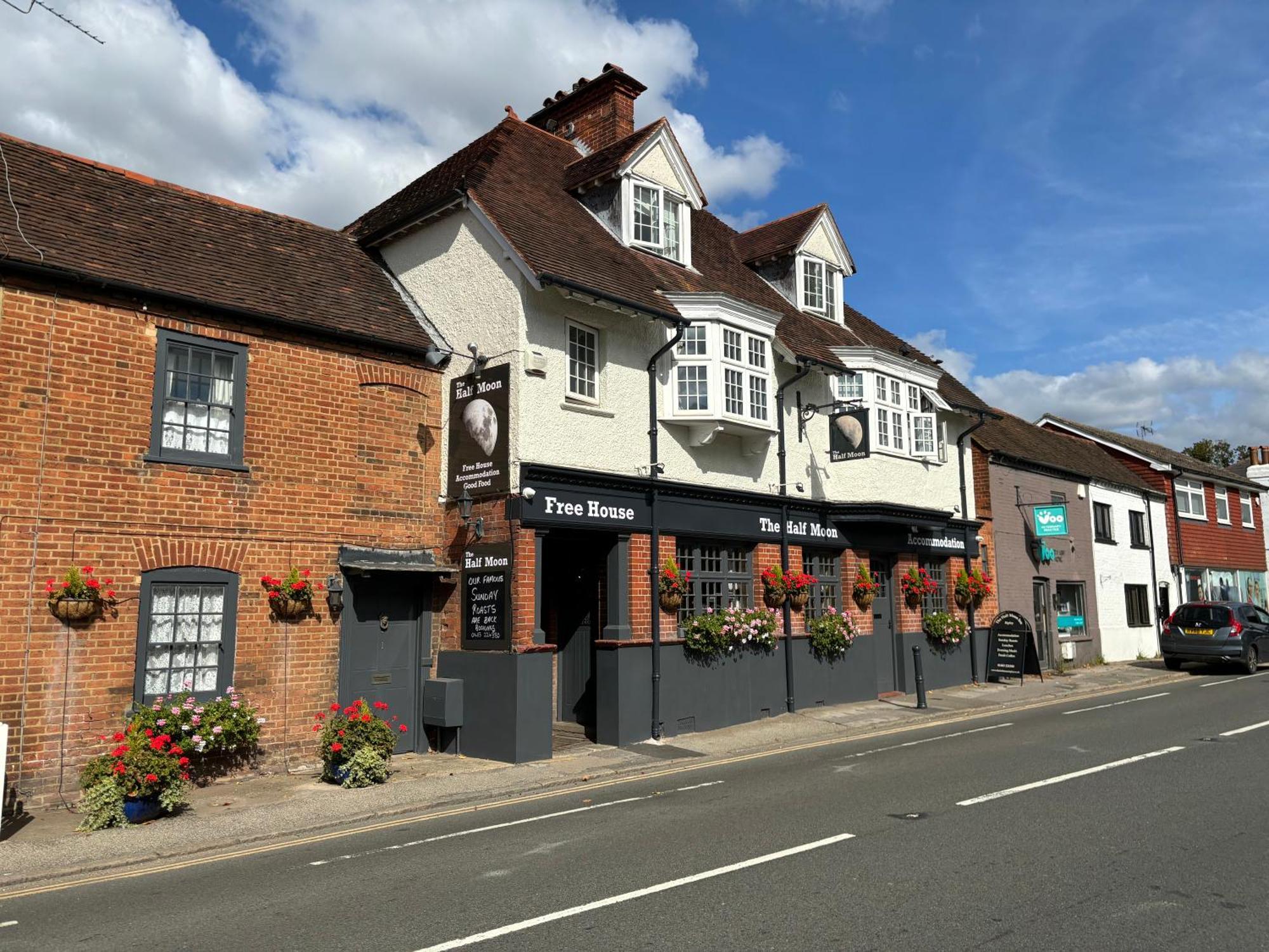 The Half Moon Inn Woking Exterior foto